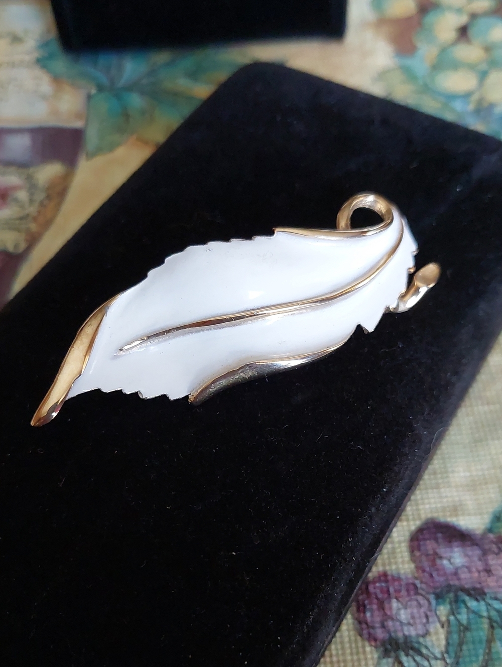 Vtg White enamel & textured Goldtone Feather Brooch - Women's Jewelry